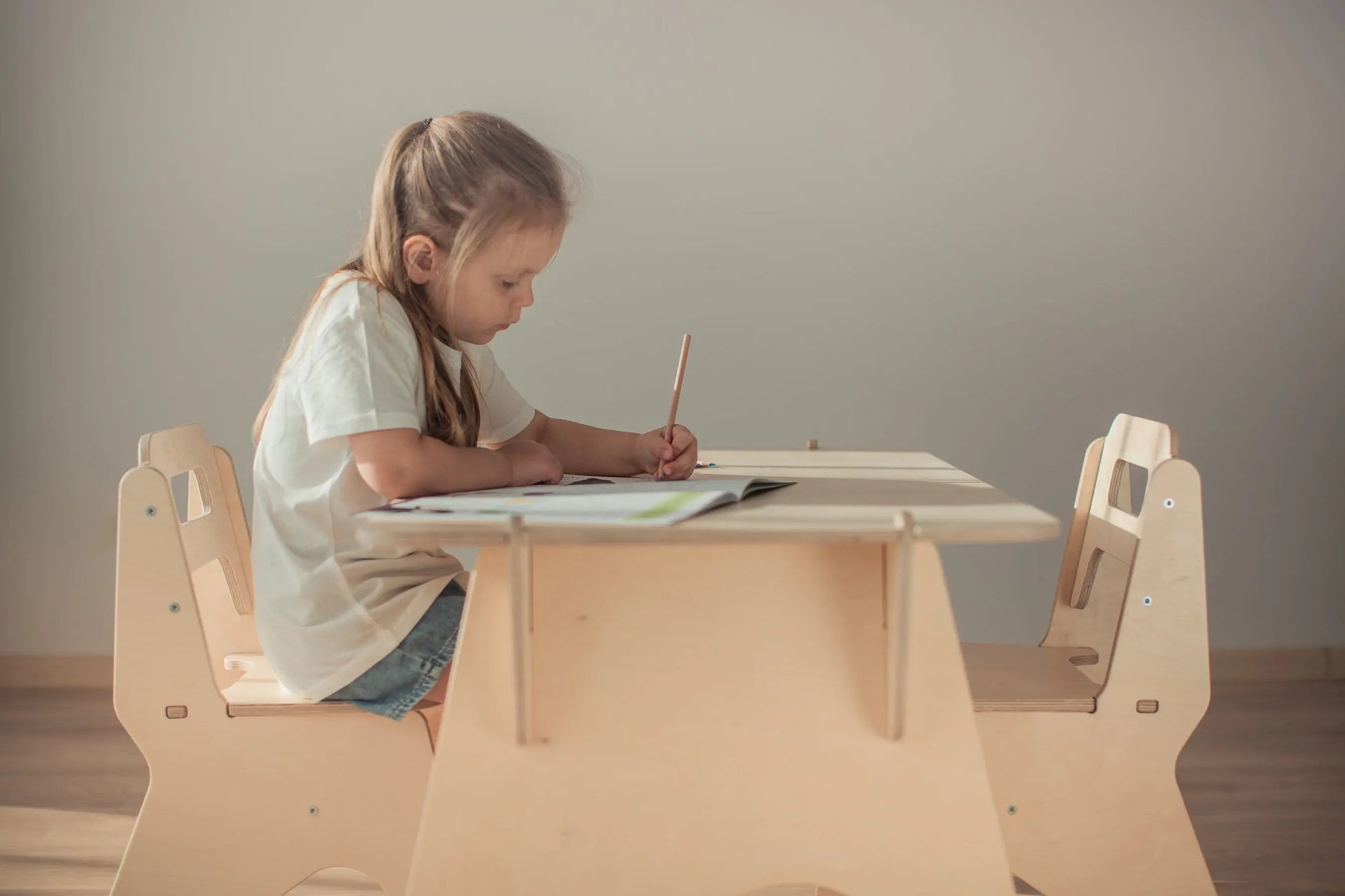 Baltic Birch Kids Table and Chair Set drawing session - Nando/Hiruster Upro