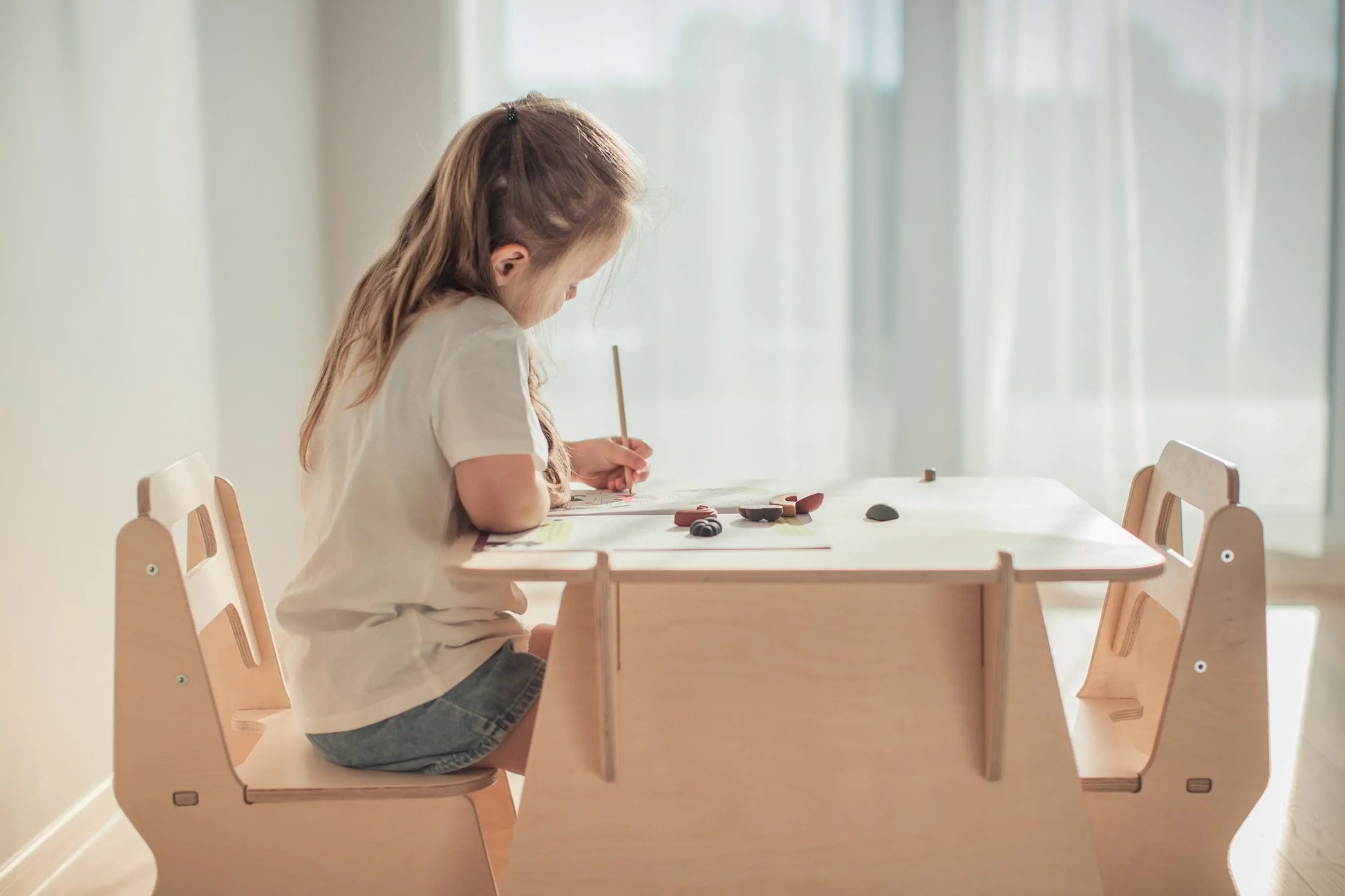 Baltic Birch Kids Table and Chair Set with pencils and crayons,  Nando/Hiruster Upro