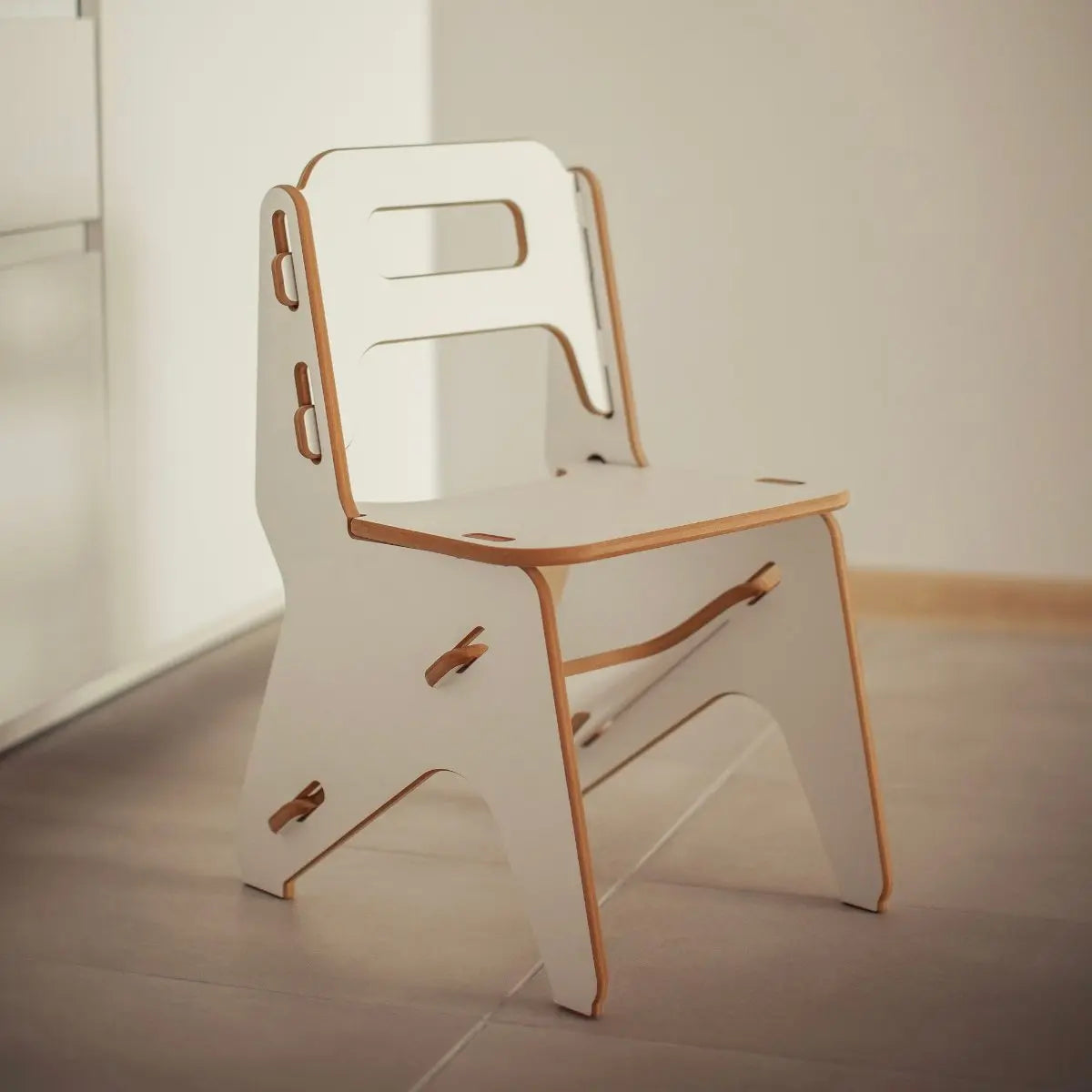 NANDO Childrens Preschool Chair, alpine white.